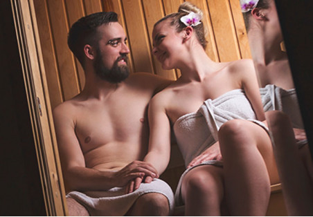 Valentín v saune: Ako vytvoriť romantickú, útulnú a zmyslovo stimulujúcu atmosféru