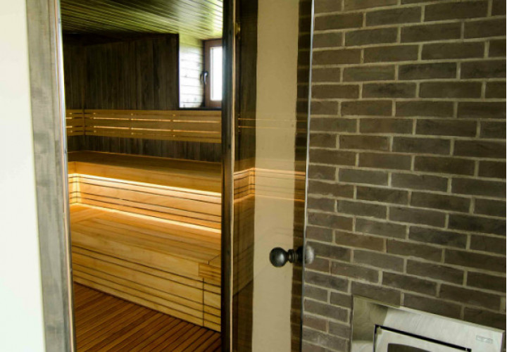Sauna s tmavým interiérom a oknom