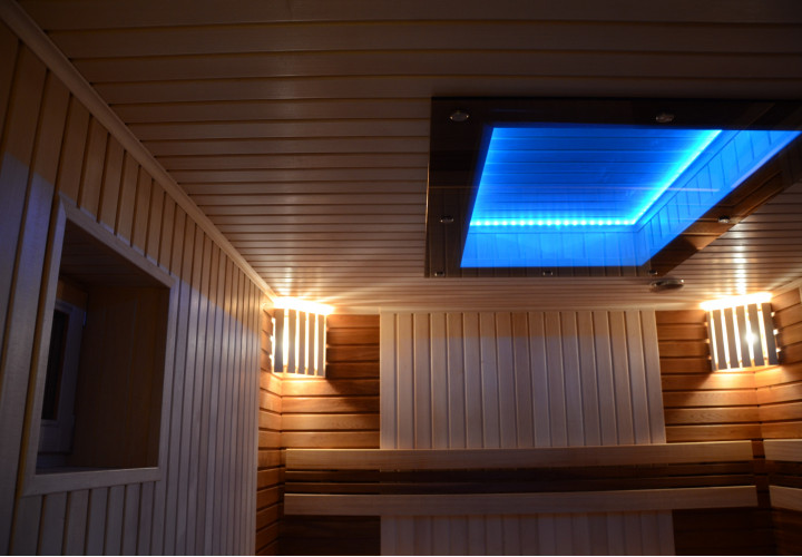 Sauna s pecou na drevo a skleneným stropom