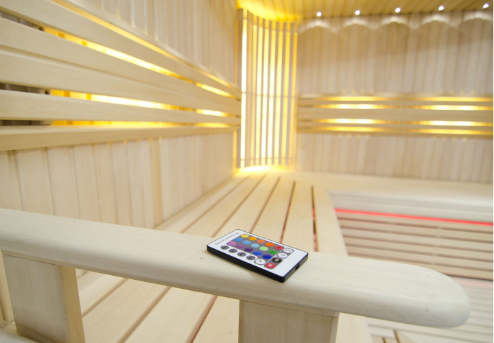 Svetlá sauna s nastaviteľným LED osvetlením