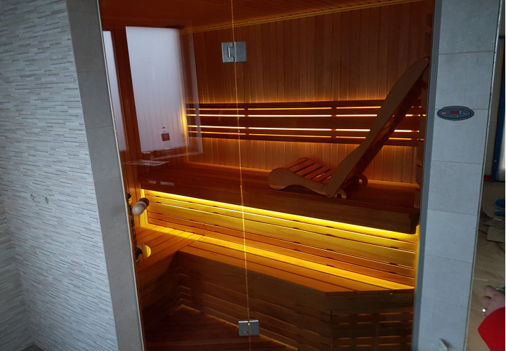Sauna s ergonomickou lavicou a drevom Abachi