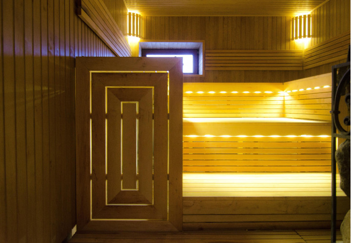Sauna s trojposchodovými lavicami z jelšového dreva