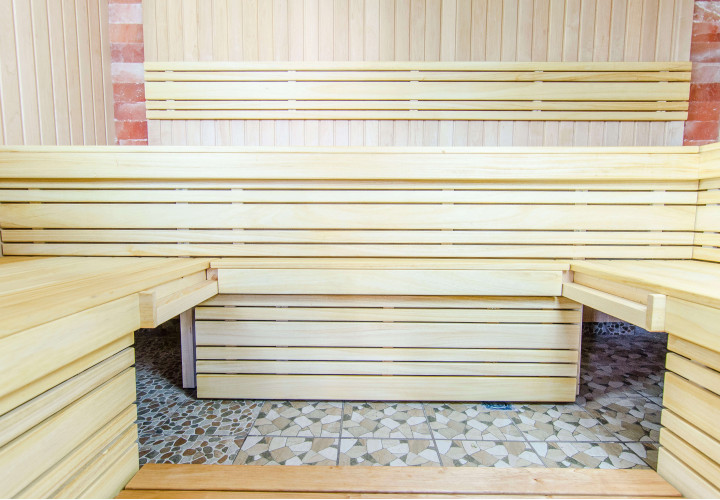 Sauna s himalájskou soľnou stenou a posuvnou lavicou