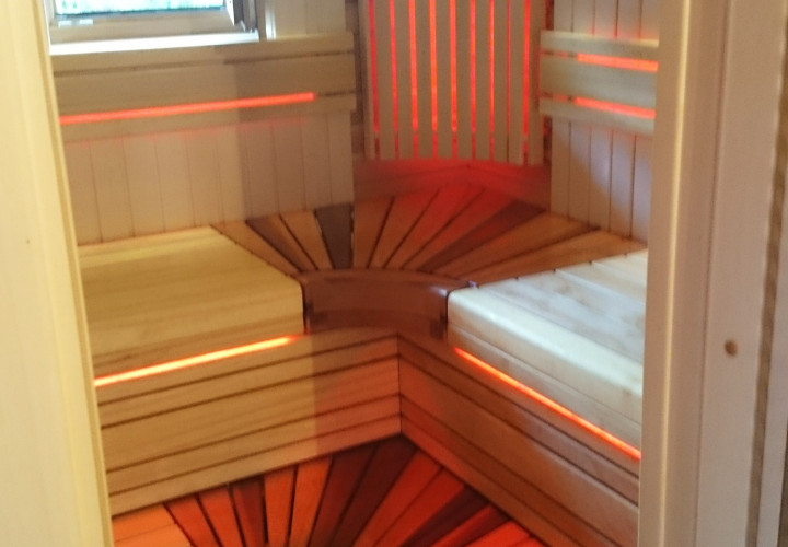Sauna s uzavretým ohrievačom a oknom