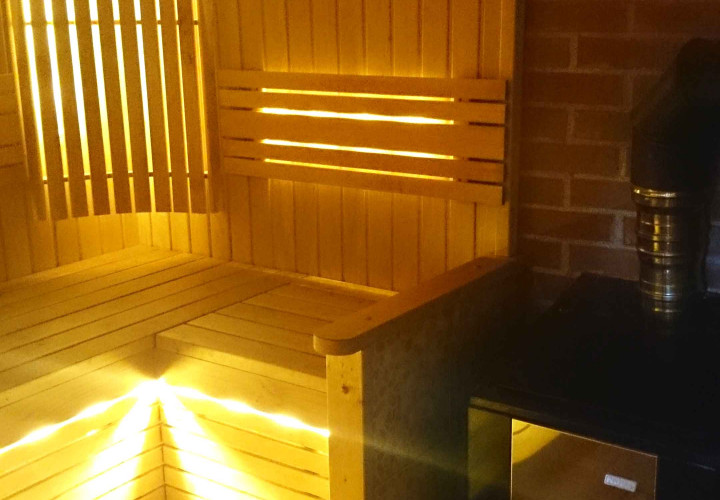 Sauna s uzavretým ohrievačom pre jemnú paru