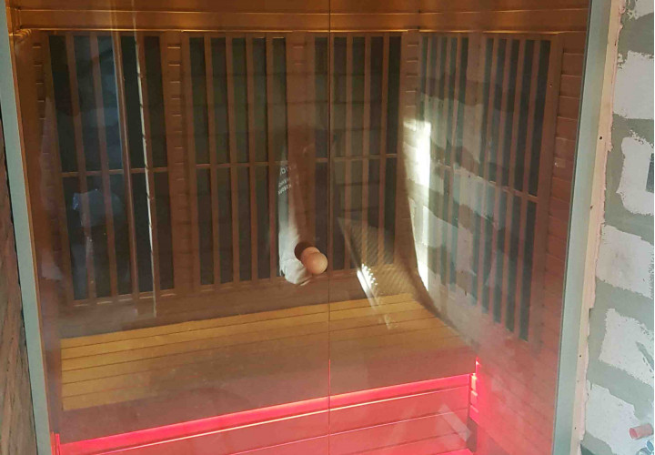 Infrasauna so sklenenou prednou časťou a LED osvetlením