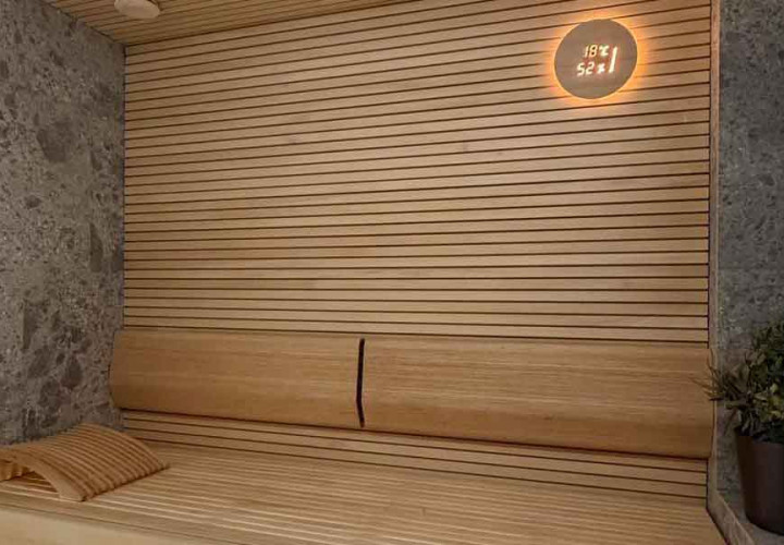 Sauna s drevenou a kamennou povrchovou úpravou