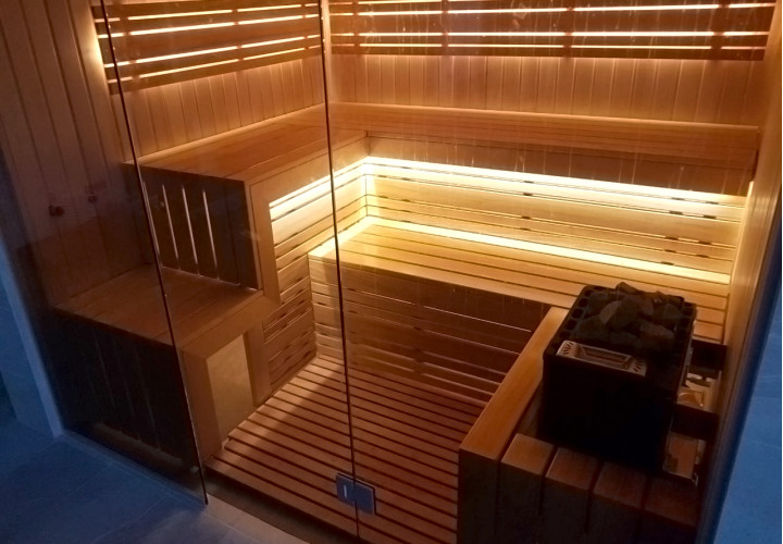 Sauna so sklenenou prednou časťou a výhľadom na bazén