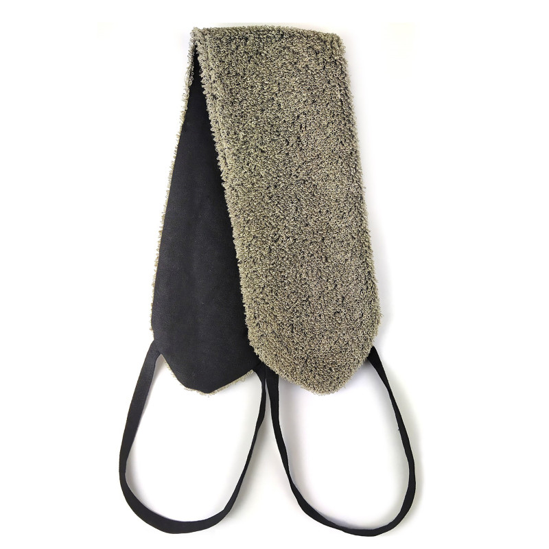 Chrbát s čiernymi rúčkami