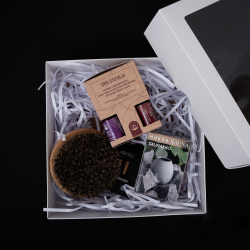 Darčeková sada v darčekovej krabičke SCENTED WARMTH. Štetec, pohár na vône a esenciálne oleje.  Darčeková sada v darčekovej krabičke SCENTED WARMTH. Štetec, pohár na vône a esenciálne oleje.