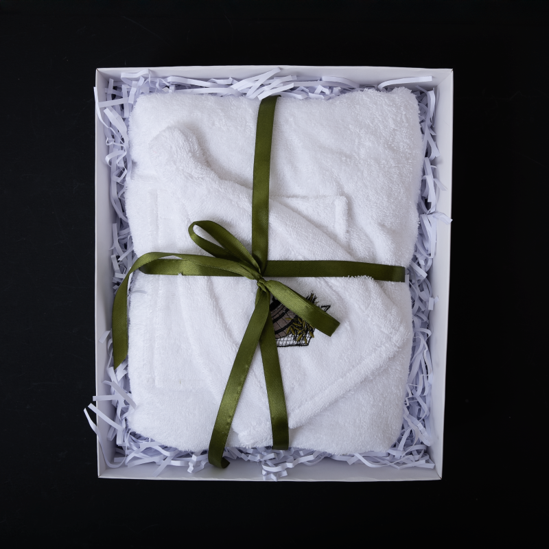 Darčeková sada pre ňu - BIELA, 75x140 cm, v darčekovej krabičke. Zástera a klobúk do sauny