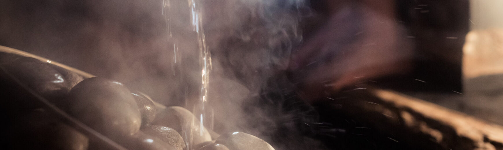 Môžete naliať vodu na elektrický saunový ohrievač? Správne použitie a bežné chyby