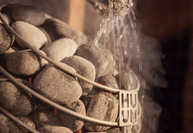 Môžete naliať vodu na elektrický saunový ohrievač? Správne použitie a bežné chyby