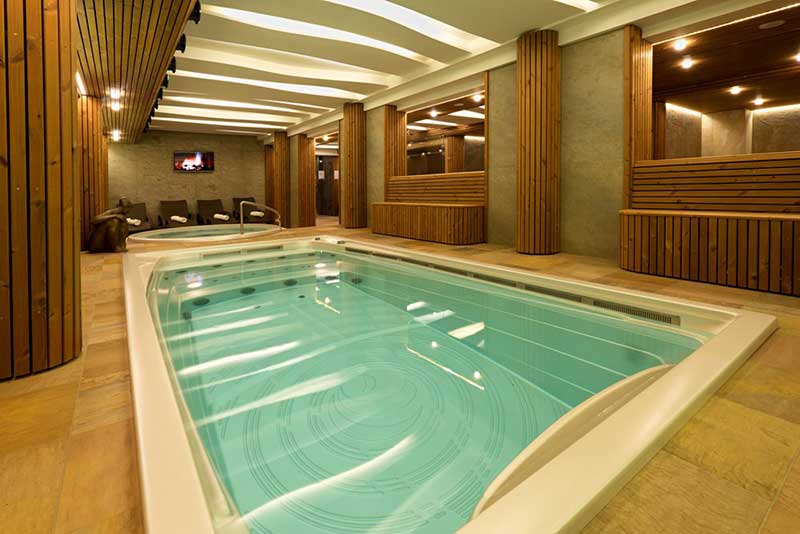 Vnútorná vírivka USSPA nainštalovaná vo wellness zóne so samostatnou relaxačnou zónou