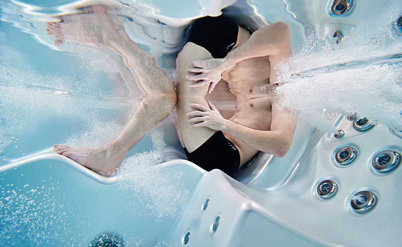 Žena relaxuje v ergonomickom lehátku vírivky USSPA s hydromasážnymi tryskami