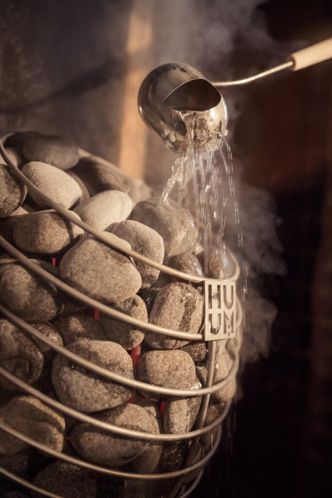 ako správne nalievať vodu na kamene elektrickej saunovej pece