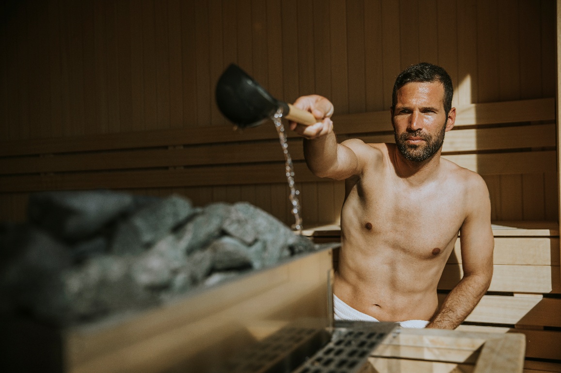 Nalievanie vody na saunové kamene
