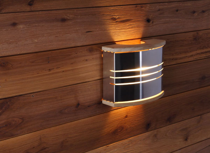 Nástenná saunová lampa vyrobená z kovu a dreva na stenu sauny.