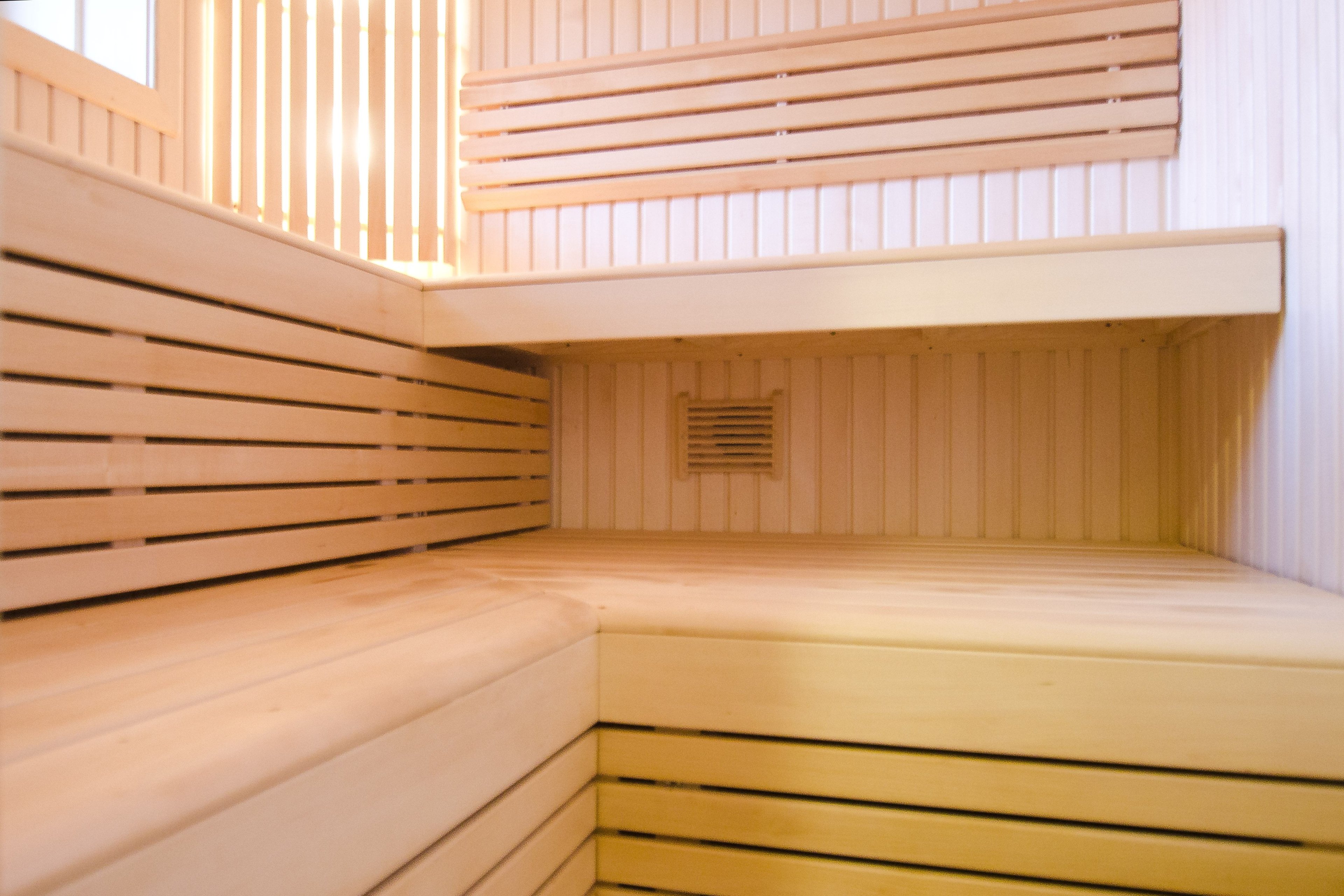 Minimalistická sauna z lipového dreva