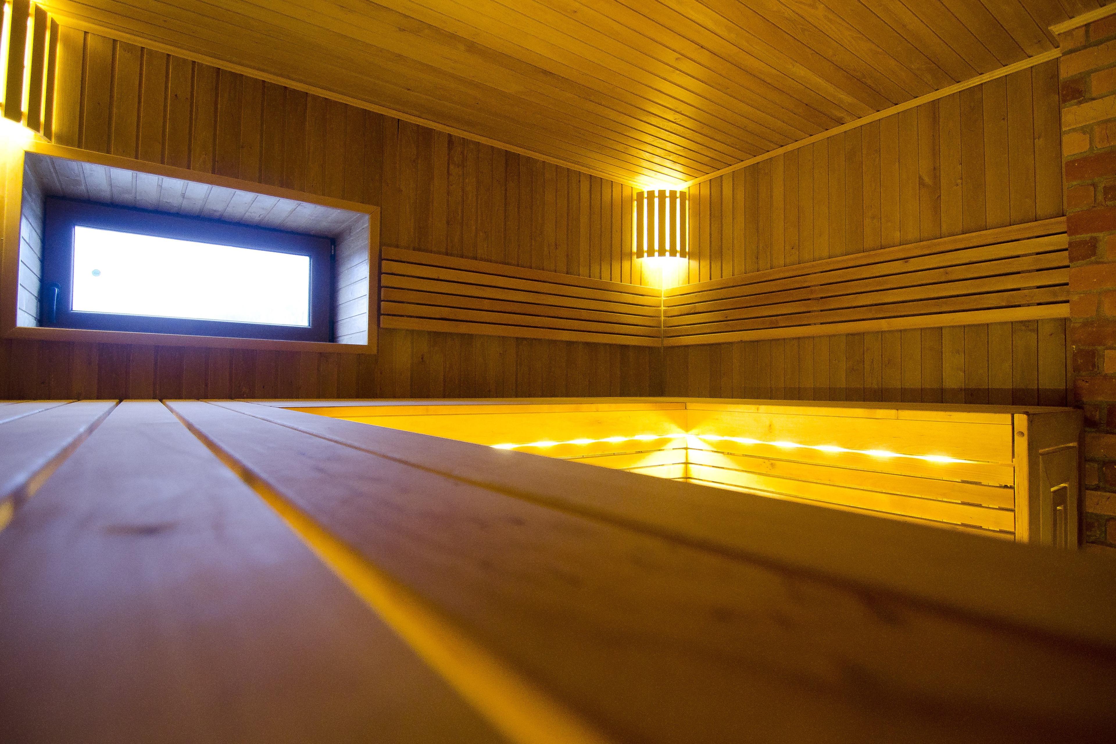 Sauna s trojposchodovými lavicami z jelšového dreva