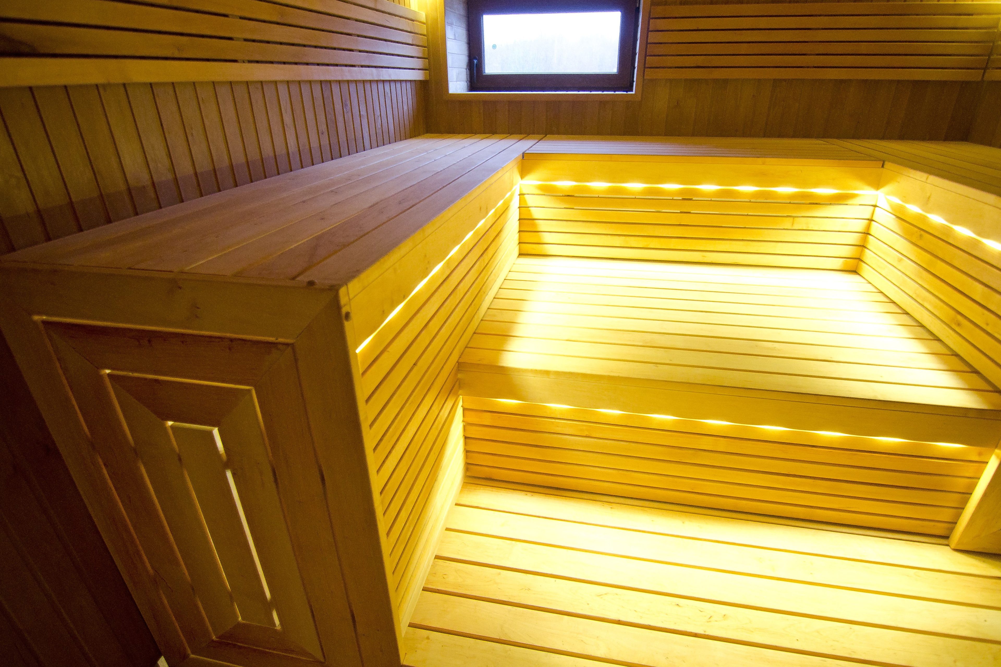 Sauna s trojposchodovými lavicami z jelšového dreva