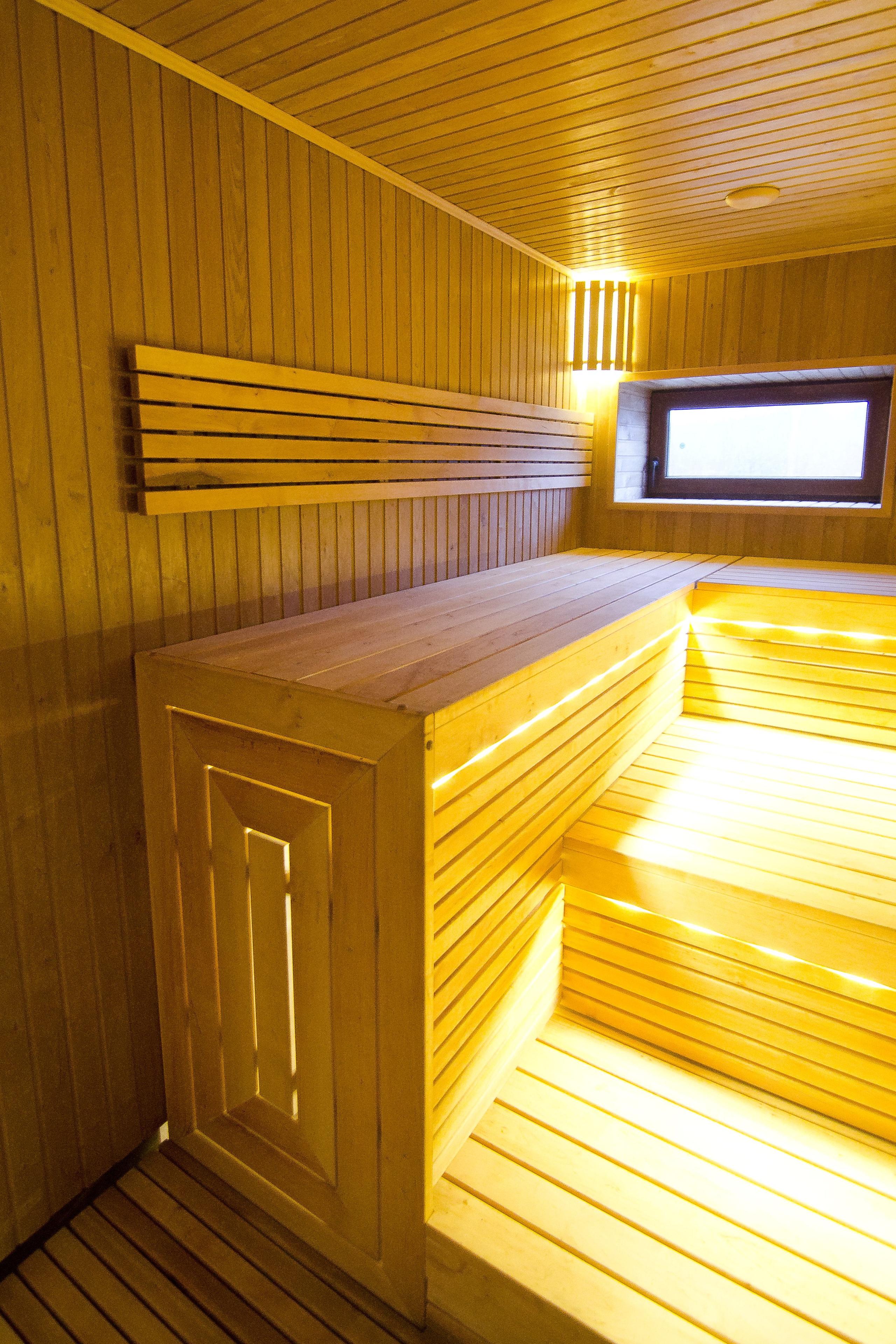 Sauna s trojposchodovými lavicami z jelšového dreva