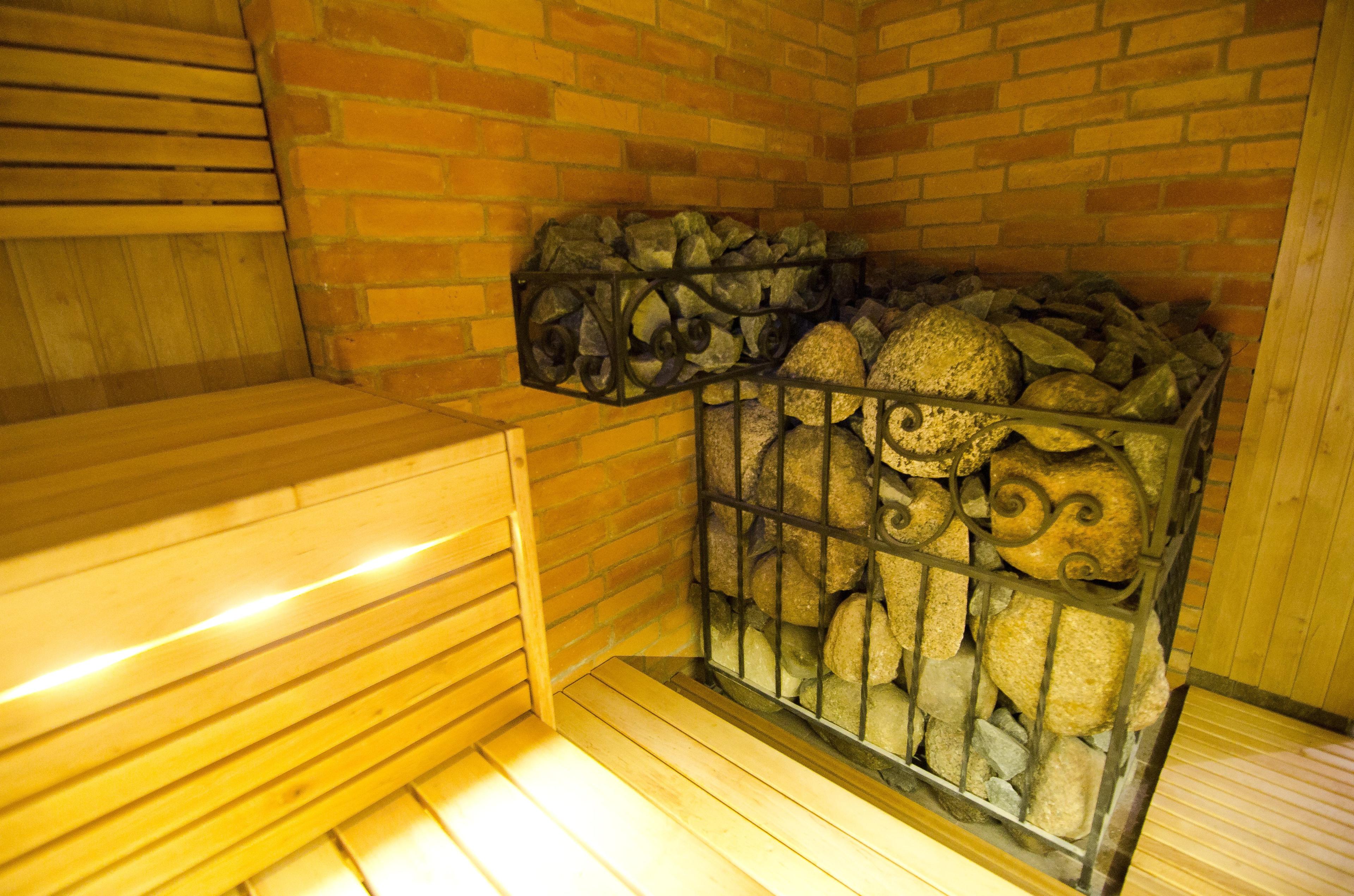 Sauna s trojposchodovými lavicami z jelšového dreva