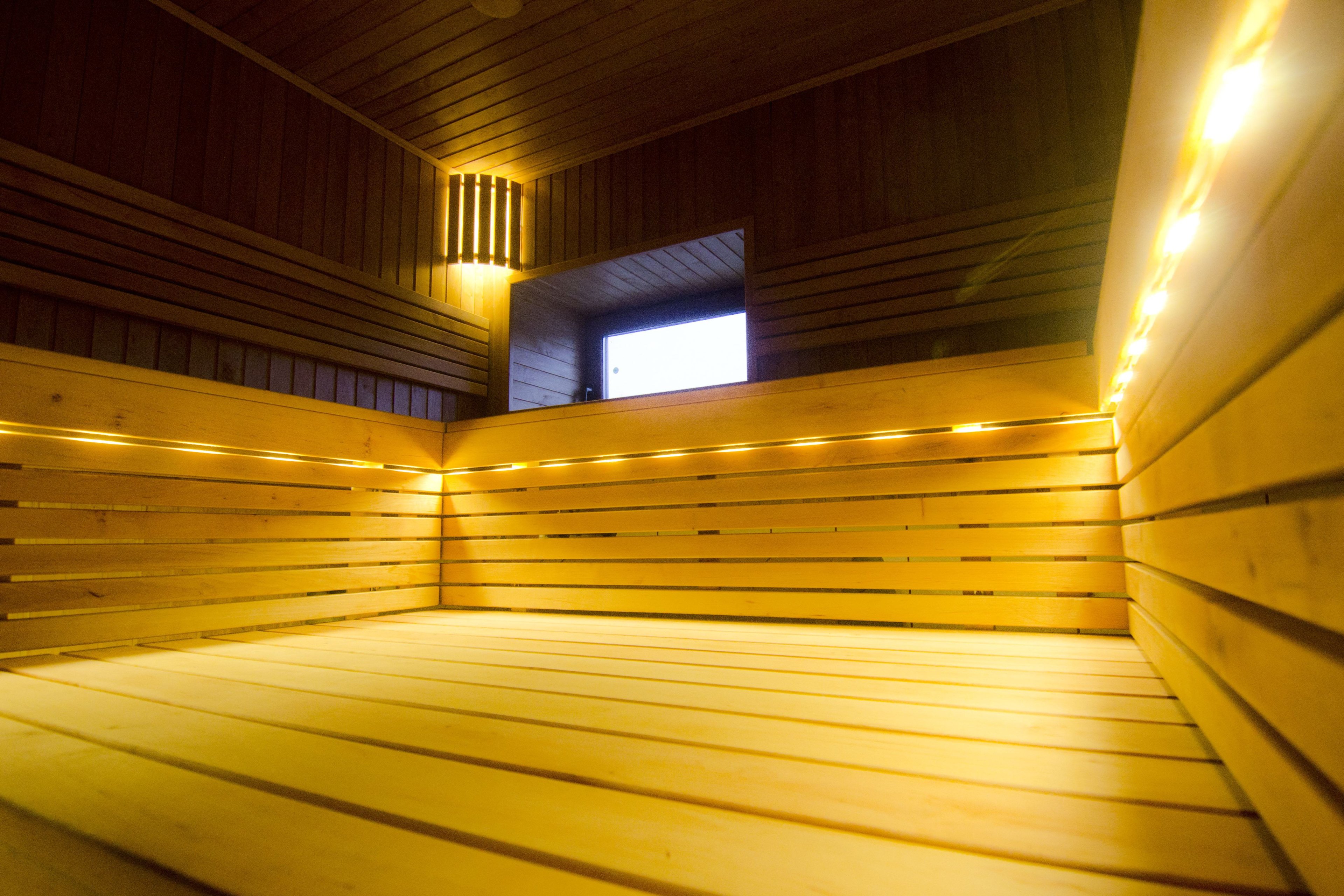 Sauna s trojposchodovými lavicami z jelšového dreva