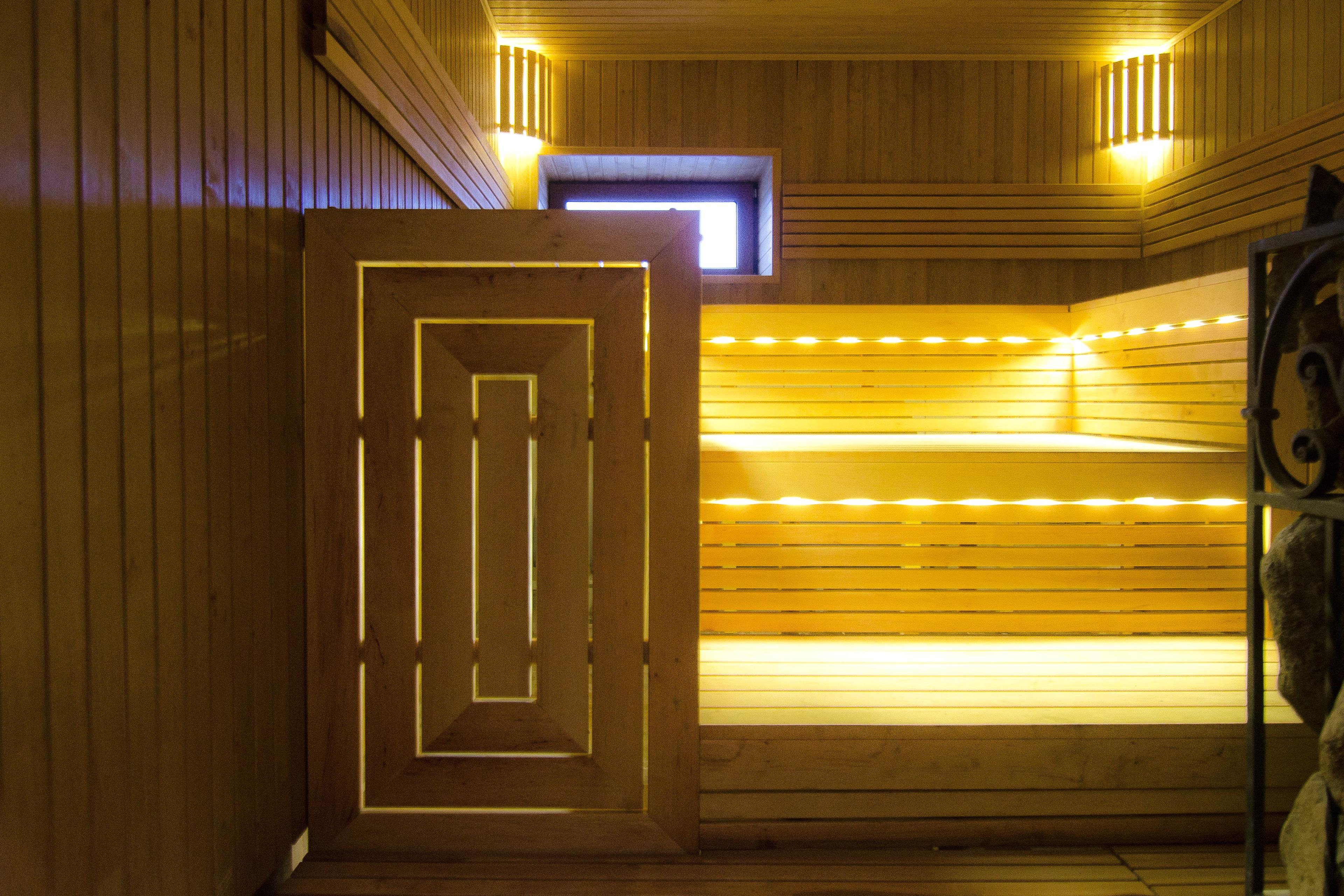 Sauna s trojposchodovými lavicami z jelšového dreva