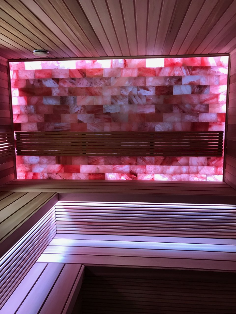 Infrasauna s parou a himalájskou soľnou stenou